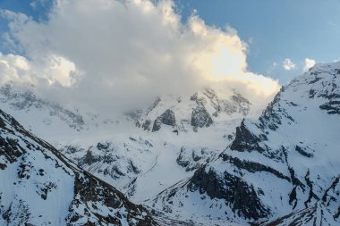 Kabardey-Balkarian Cumhuriyeti'nde Ullu-Tau Chana dağ zirveleri, Kafkasya, Rusya, Mayıs 2019