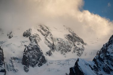 Kabardey-Balkarya Cumhuriyeti'nde Ullu-Tau Chana yamacında buzullarla zirveler, Kafkasya, Rusya, Mayıs 2019