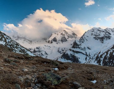 Kabardey-Balkarian Cumhuriyeti'nde Ullu-Tau Chana dağ zirveleri, Kafkasya, Rusya, Mayıs 2019