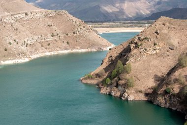 Bulutlarda dağ zirveleri ile geçitte dağ gölü. Rusya Kabardey-Balkarya Cumhuriyeti'nde Bylym Gölü