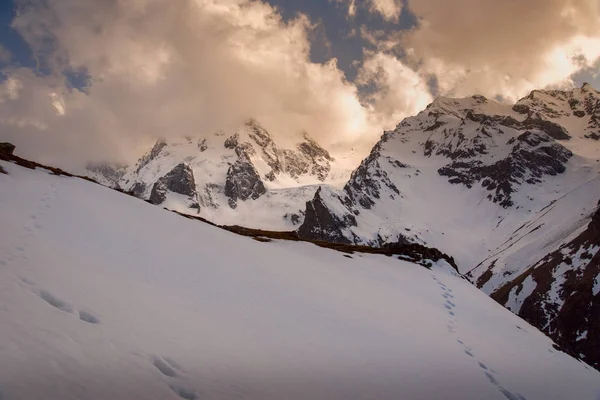 傍晚时分 在蓝天的映空映曲中 山顶上覆盖着雪和明亮的云彩 卡巴尔达 巴尔卡里亚 俄罗斯 — 图库照片