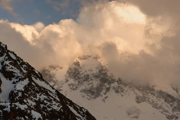 傍晚时分 在蓝天的映空映曲中 山顶上覆盖着雪和明亮的云彩 卡巴尔达 巴尔卡里亚 俄罗斯 — 图库照片