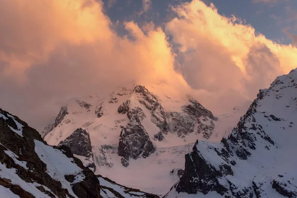傍晚时分 在蓝天的映空映曲中 山顶上覆盖着雪和明亮的云彩 卡巴尔达 巴尔卡里亚 俄罗斯 — 图库照片