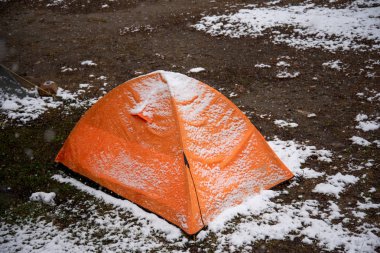 turist çadırları erken ilkbaharda karla kaplı bir kampta standı