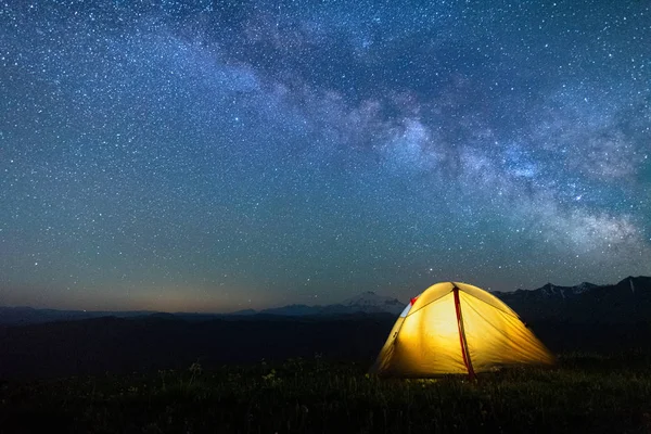 天の川で夜空に対する黄色の観光テント — ストック写真