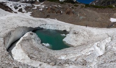 Karachay-cherkess Republic, Rusya 'da yaz aylarında çığ ortasında Alibek Yaylası Nehri