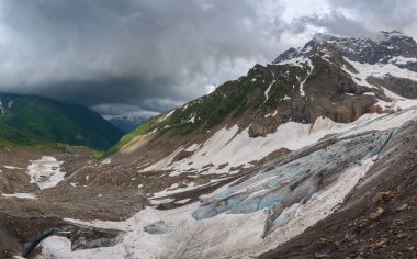 bir nehir vadisi ile Alibek dağ buzulbuz yamaçlarında buz çatlaklar, Dombay, Karaçay-Cherkess Rep, Rusya
