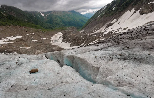 Risse Eis Den Eishängen Des Alibek Gebirgsgletschers Mit Flusstal Dombay — Stockfoto
