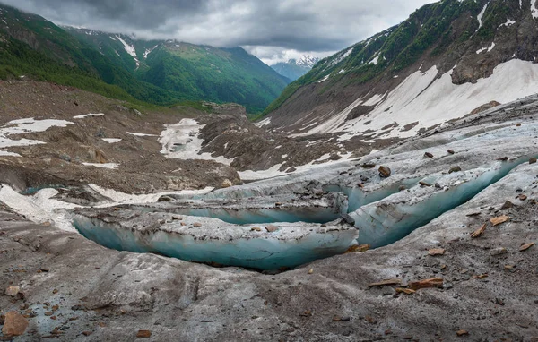 Risse Eis Den Eishängen Des Alibek Gebirgsgletschers Mit Flusstal Dombay — Stockfoto