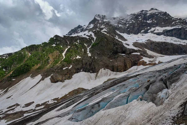 Pęknięcia Lodzie Stokach Lodowca Alibek Górskich Doliny Rzeki Dombay Karachay — Zdjęcie stockowe