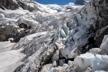 Alibek, Dombay, karachay-cherkess rep. Rusya 'da ebedi buzullarda buz ile Dağ buzulları ve büyük kar blokları