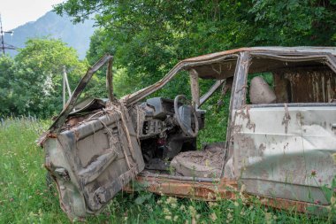 çimenler üzerinde çamur duruyor boğuldu bir kaza araba cesedi