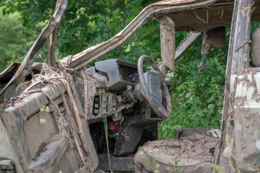 çimenler üzerinde çamur duruyor boğuldu bir kaza araba cesedi