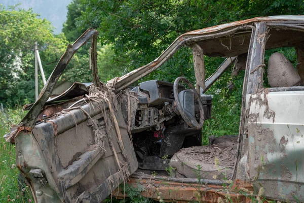çimenler üzerinde çamur duruyor boğuldu bir kaza araba cesedi