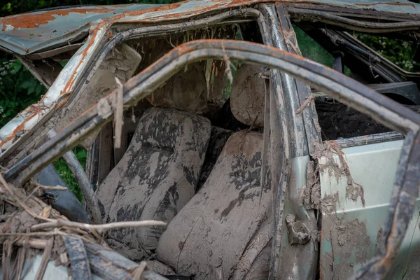 çimenler üzerinde çamur duruyor boğuldu bir kaza araba cesedi