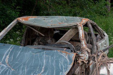 çimenler üzerinde çamur duruyor boğuldu bir kaza araba cesedi