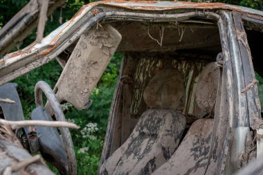 çimenler üzerinde çamur duruyor boğuldu bir kaza araba cesedi