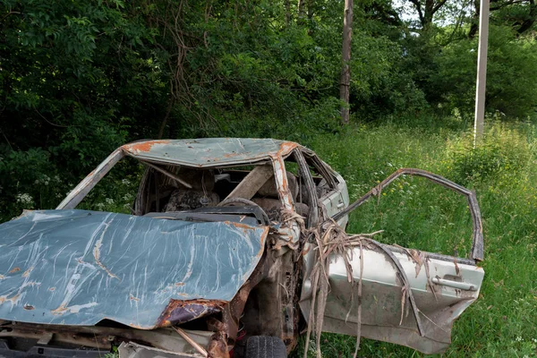 Çimenler Üzerinde Çamur Duruyor Boğuldu Bir Kaza Araba Cesedi Telifsiz Stok Imajlar