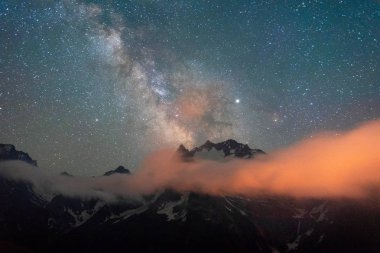 bulutlar ile Kafkasdağları üzerinde yıldız Samanyolu ile gece gökyüzü
