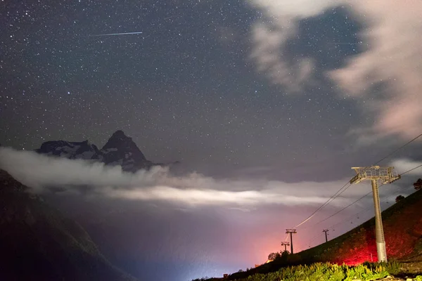 Cielo Nocturno Con Estrellas Sobre Las Montañas Con Nubes Complejo — Foto de Stock