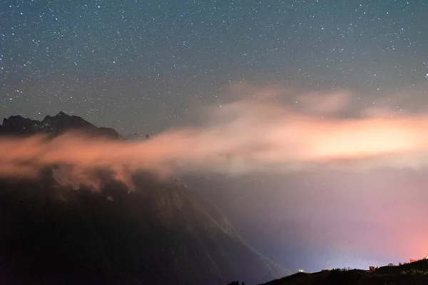 夜空与星星银河在高加索山脉与云 — 图库照片