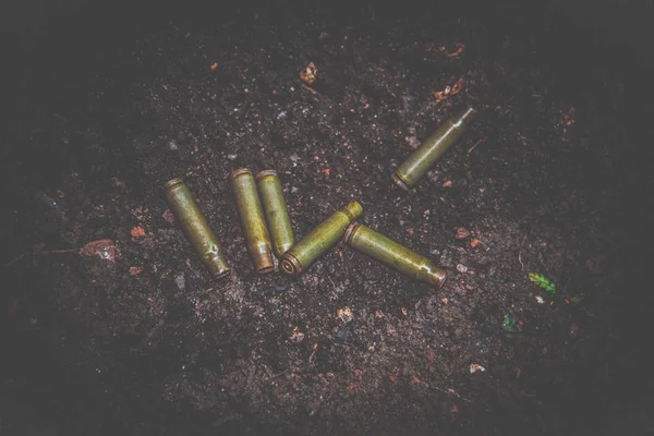 散落在地面上的自动武器弹药的空猎枪弹 — 图库照片