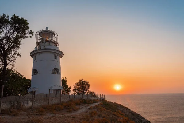 Feodosia'da beyaz deniz feneri, Karadeniz'de kırım'da gün doğumundan itibaren