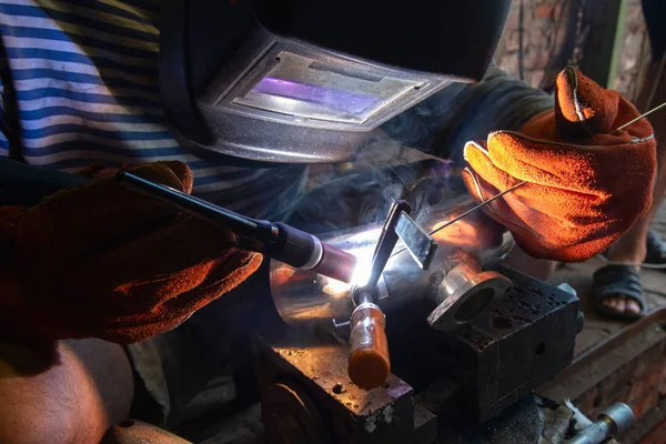 Mann Arbeitet Argon Schweißen Repariert Aluminiumrohr Der Garage Des Hauses — Stockfoto