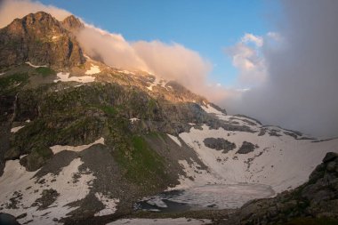 Kafkasya Rusya Karaçay-Çerkes Cumhuriyeti Teberdinsky rezerv buz altında Alp gölü Klukhor