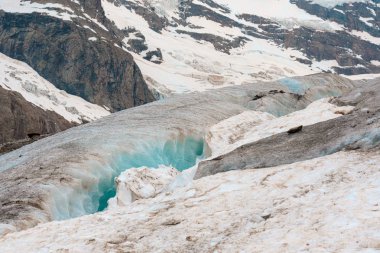 Dombay'daki Alibeksky dağ buzulu, Karaçay-Çerkes Cumhuriyeti, Rusya Federasyonu