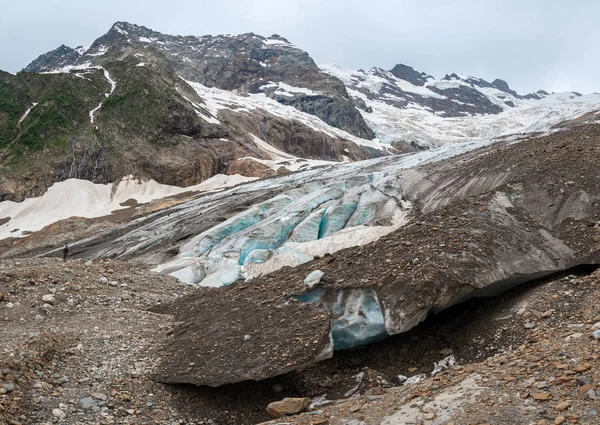 俄罗斯卡拉恰伊 切尔克斯共和国多姆巴伊的阿利贝茨基山冰川 — 图库照片