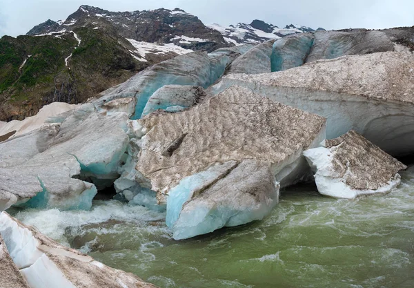 俄罗斯卡拉恰伊 切尔克斯共和国多姆巴伊的阿利贝茨基山冰川 — 图库照片