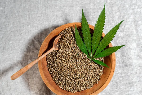 Kannabisz Magok Egy Fából Készült Lemez Zöld Levél Tetején Élelmiszer — Stock Fotó