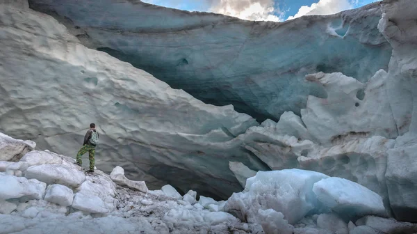 Mann Einem Gebirgsgletscher Der Nähe Der Eiswand Ewiges Eis Alibek — Stockfoto