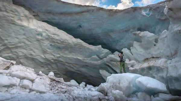 Человек Горном Леднике Возле Ледяной Стены Вечный Ледник Алибек Домбее — стоковое фото