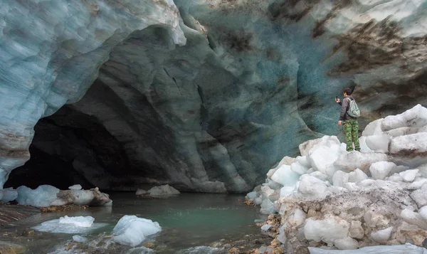 Человек Горном Леднике Возле Ледяной Стены Вечный Ледник Алибек Домбее — стоковое фото