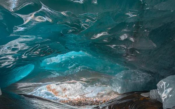 Hermosa Gruta Glaciar Hielo Azul Interior Del Glaciar Montaña Alibek —  Fotos de Stock