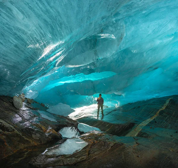 Bela Gruta Glaciar Gelo Azul Dentro Geleira Montanha Alibek Dombay — Fotografia de Stock