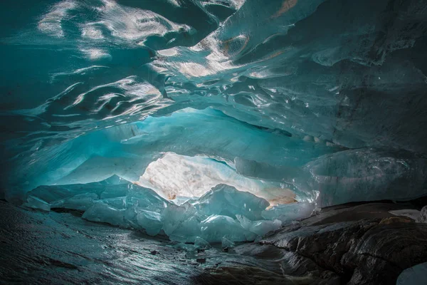 Bela Gruta Glaciar Gelo Azul Dentro Geleira Montanha Alibek Dombay — Fotografia de Stock