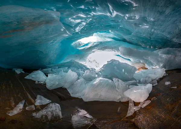 Bela Gruta Glaciar Gelo Azul Dentro Geleira Montanha Alibek Dombay — Fotografia de Stock