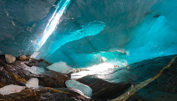 Hermosa Gruta Glaciar Hielo Azul Interior Del Glaciar Montaña Alibek — Foto de Stock