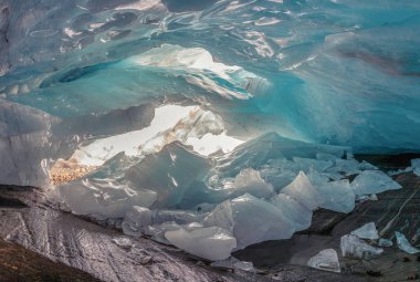 Güzel mavi buzul mağarası mağarası dağ buzulu Alibek, Dombay