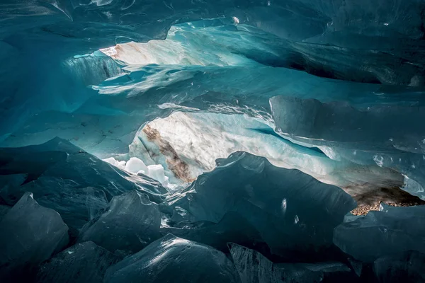 东湾阿利贝克山脉冰川内美丽的蓝色冰川洞 — 图库照片