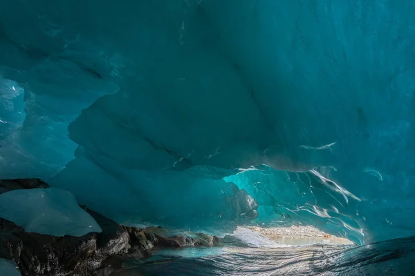 Bela Gruta Glaciar Gelo Azul Dentro Geleira Montanha Alibek Dombay — Fotografia de Stock