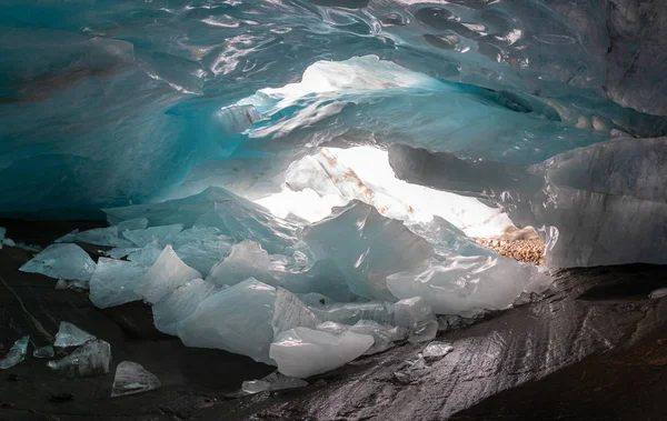 山の氷河の中の美しい青い氷河の洞窟の洞窟 Alibek Dombay — ストック写真