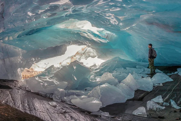 Hermosa Gruta Glaciar Hielo Azul Interior Del Glaciar Montaña Alibek — Foto de Stock