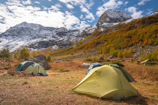 山の紅葉を背景に山の中のキャンプ場 — ストック写真
