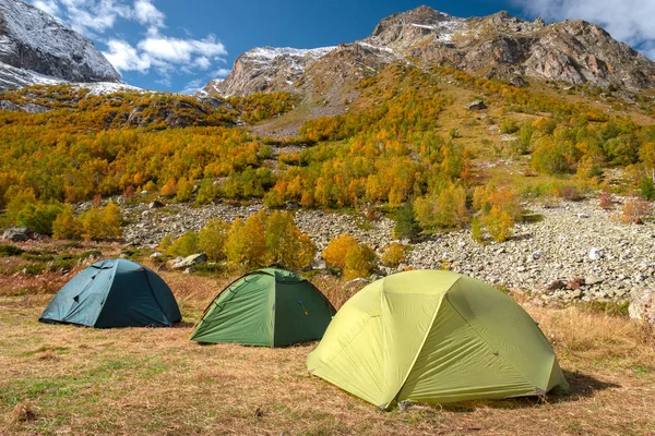 山の紅葉を背景に山の中のキャンプ場 — ストック写真