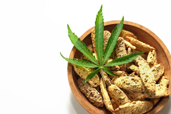 Ropogós Kannabisz Sütik Kannabisz Magokkal Egy Tányéron Fehér Alapon — Stock Fotó