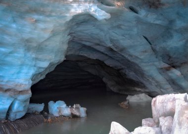 Dombai 'deki Alibek buzulunda buzun içinde akan bir nehir var.